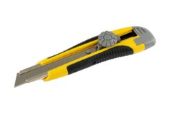 Нож строительный MASTERTOOL с отломным лезвием 18 мм ABS пластик с TPR покрытием металлическая направляющая винтовой замок 3 лезвия 17-0118