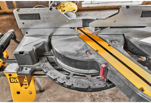 Пила торцовочная аккумуляторная бесщёточна DeWALT DCS781X2 — изображение 16